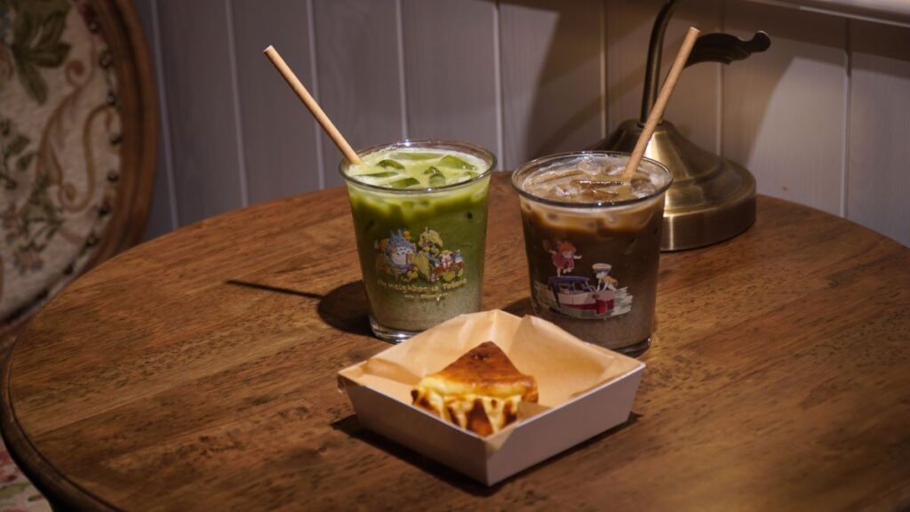 Matcha and hojicha latte with cheesecake -Cafes in Ho Chi Minh City