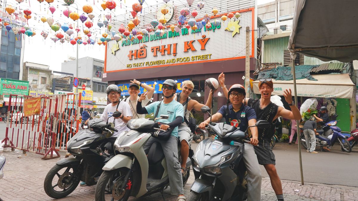 Street Food Motorbike Tour: Tasting course on wheels