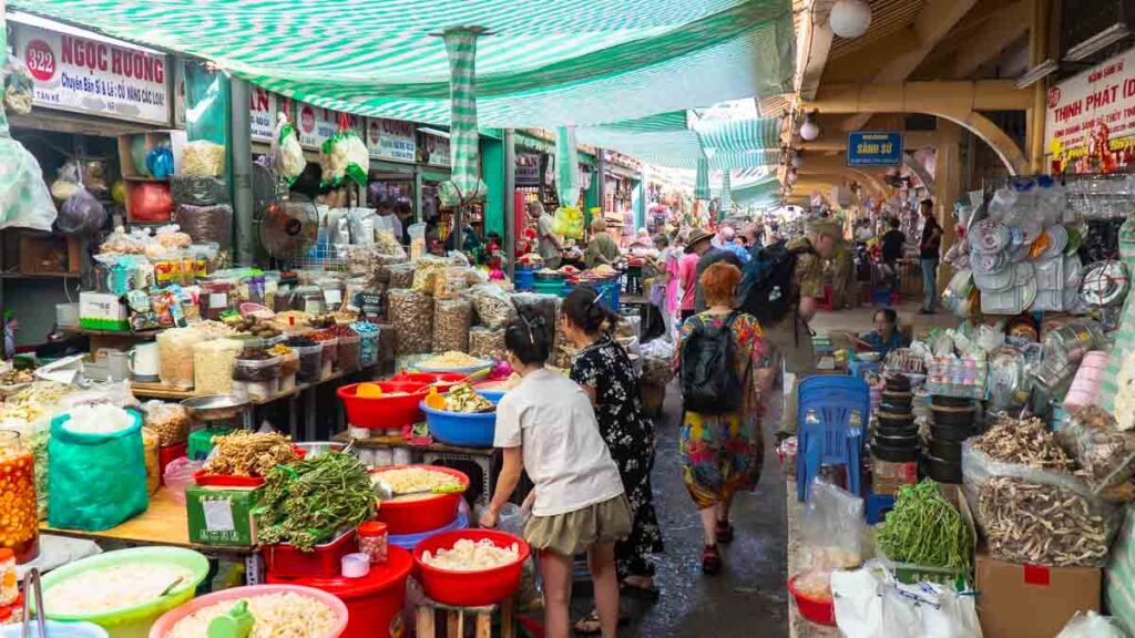A busy Market - Ho Chi Minh City Budget Itinerary