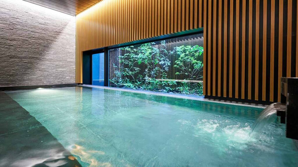 Onsen spa pool - Things to do in Japan