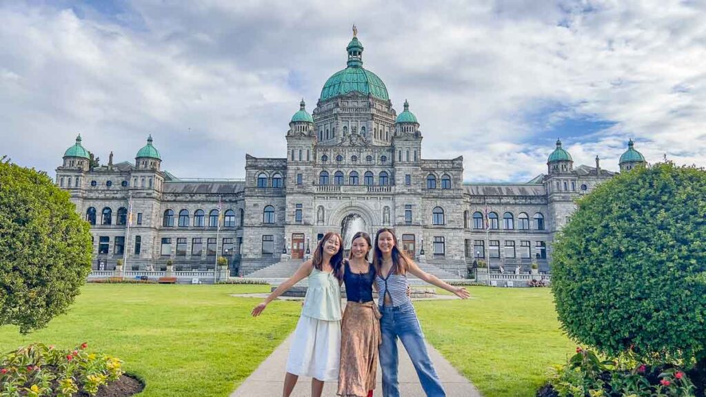 Girls in front of Legislative Assembly - Vancouver Guide