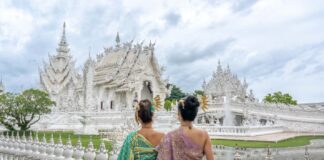 Girls at the White Temple in Chiang Rai - Chiang Rai Attractions