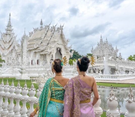 Girls at the White Temple in Chiang Rai - Chiang Rai Attractions