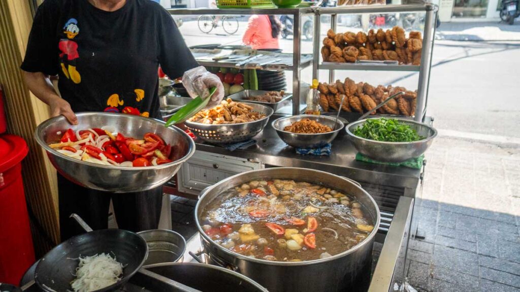 Cooking jellyfish noodles - Things to eat in Nha Trang